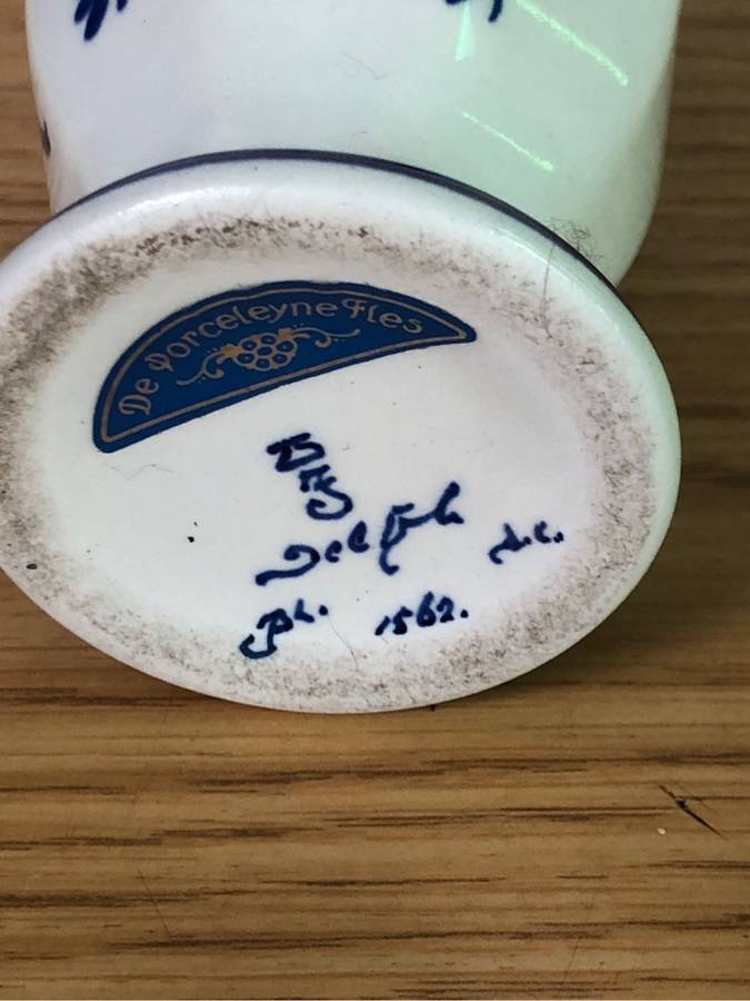 Stunning Delft porcelain bud vase