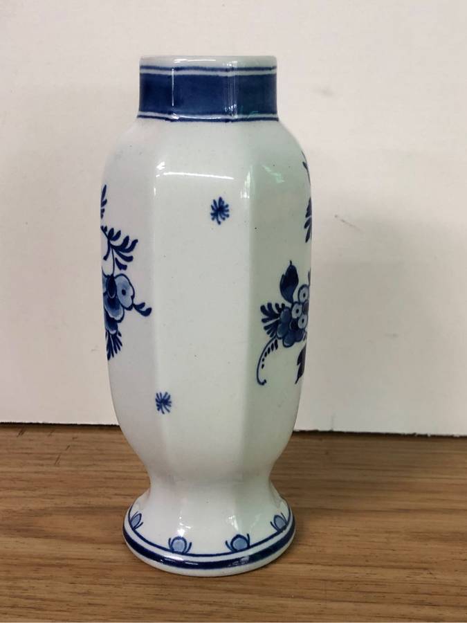 Stunning Delft porcelain bud vase