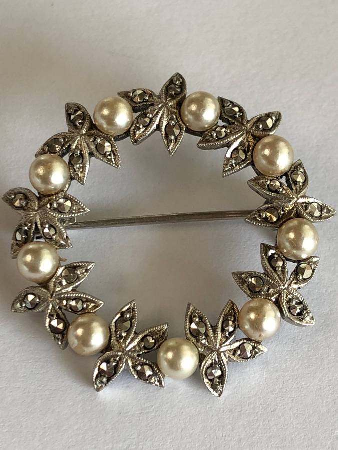 Beautiful 800 Silver Marcasite and faux pearl circular brooch - 7.6g