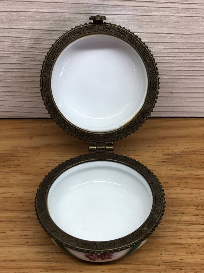 Limoges decorative porcelain opening trinket / ring holder - hand painted