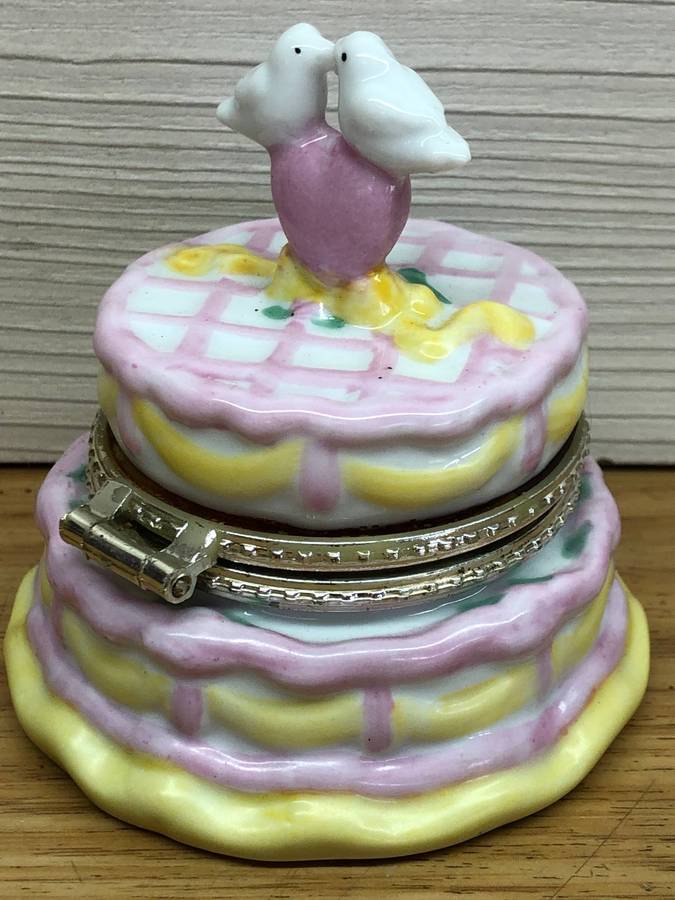 Limoges decorative porcelain opening trinket / ring holder - hand painted