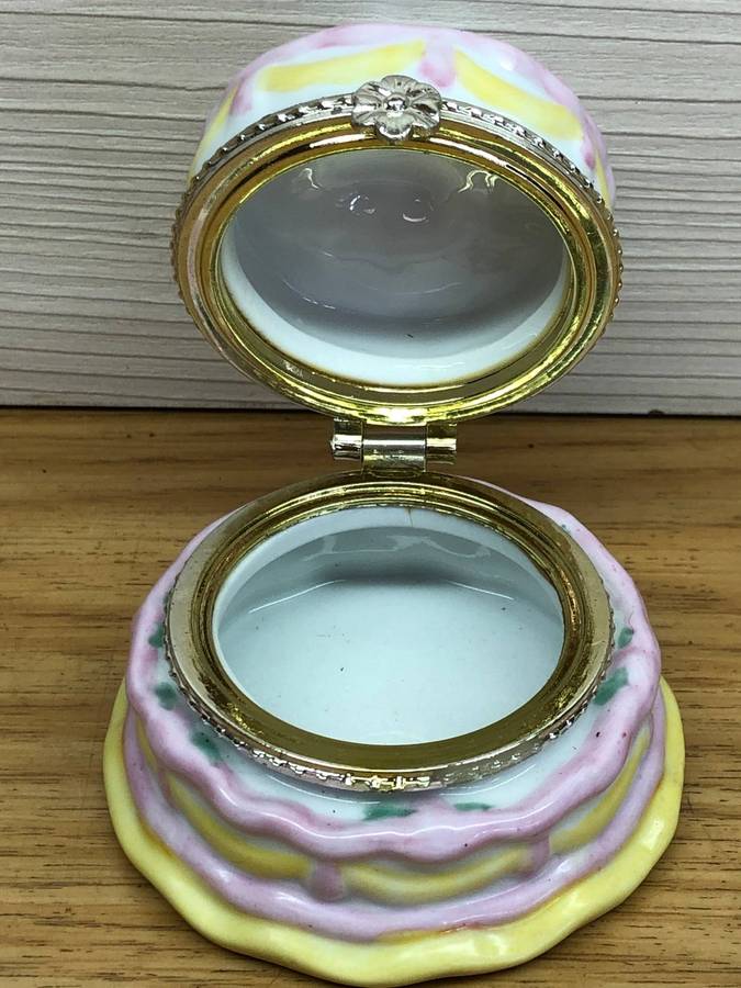 Limoges decorative porcelain opening trinket / ring holder - hand painted