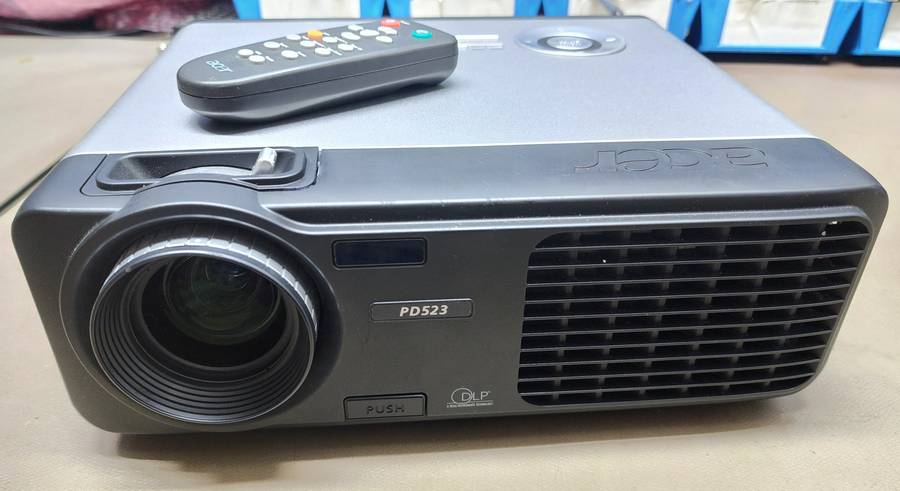 Acer PD523 XGA DLP Projector (2400 Lumens)