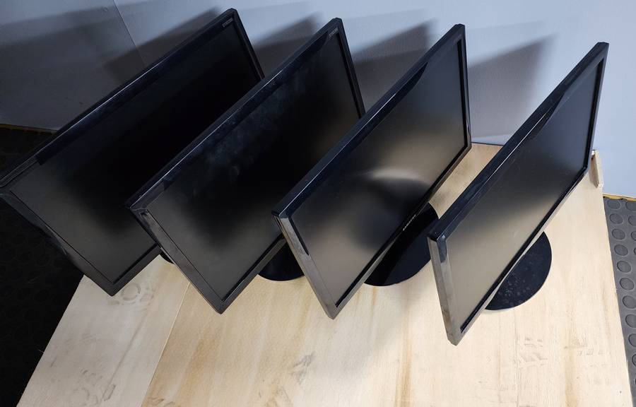 4 x Samsung LED Monitors (One Lot) / Some Faults