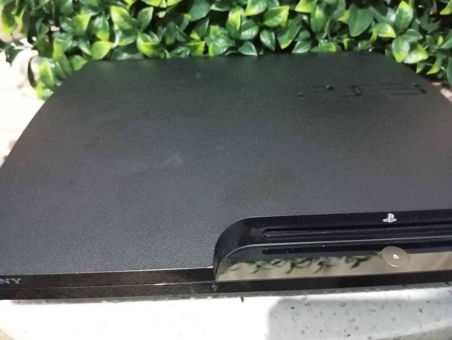 PS3 slim 1tb + 2 games