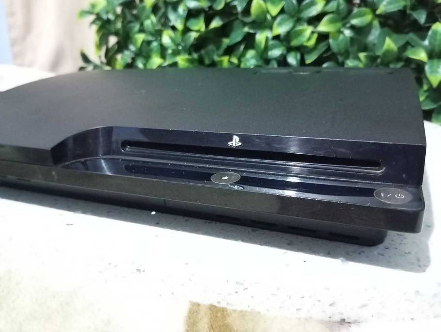 PS3 slim 1tb + 2 games