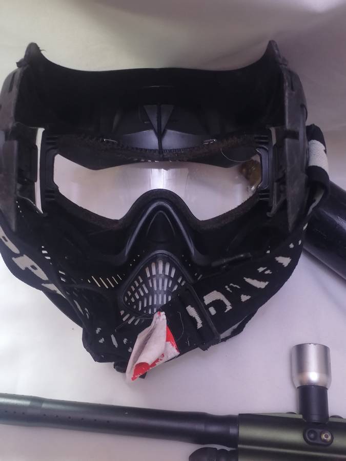 WARRIOR .68 CAL PAINTBALL GUN WITH SAFETY MASK - VERY GOOD CONDITION - SEE BELOW FOR INFO.