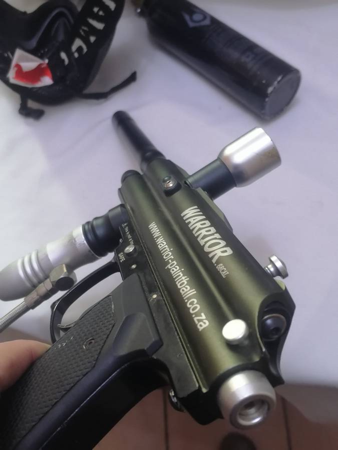 WARRIOR .68 CAL PAINTBALL GUN WITH SAFETY MASK - VERY GOOD CONDITION - SEE BELOW FOR INFO.