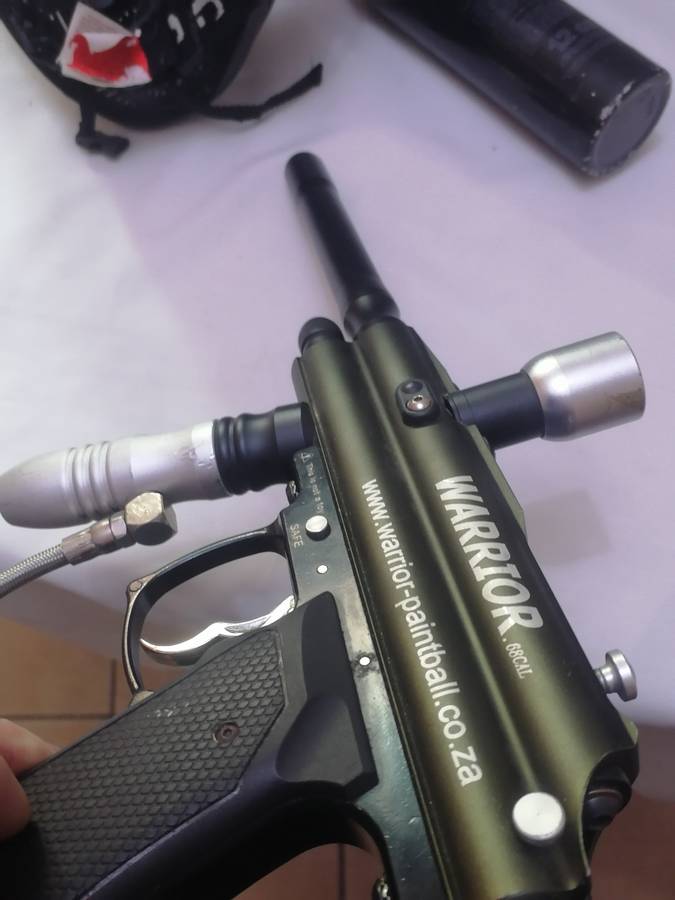WARRIOR .68 CAL PAINTBALL GUN WITH SAFETY MASK - VERY GOOD CONDITION - SEE BELOW FOR INFO.