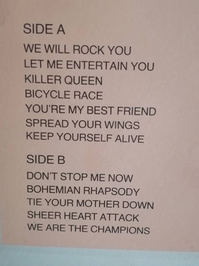 Queen Live, vinyl very good.