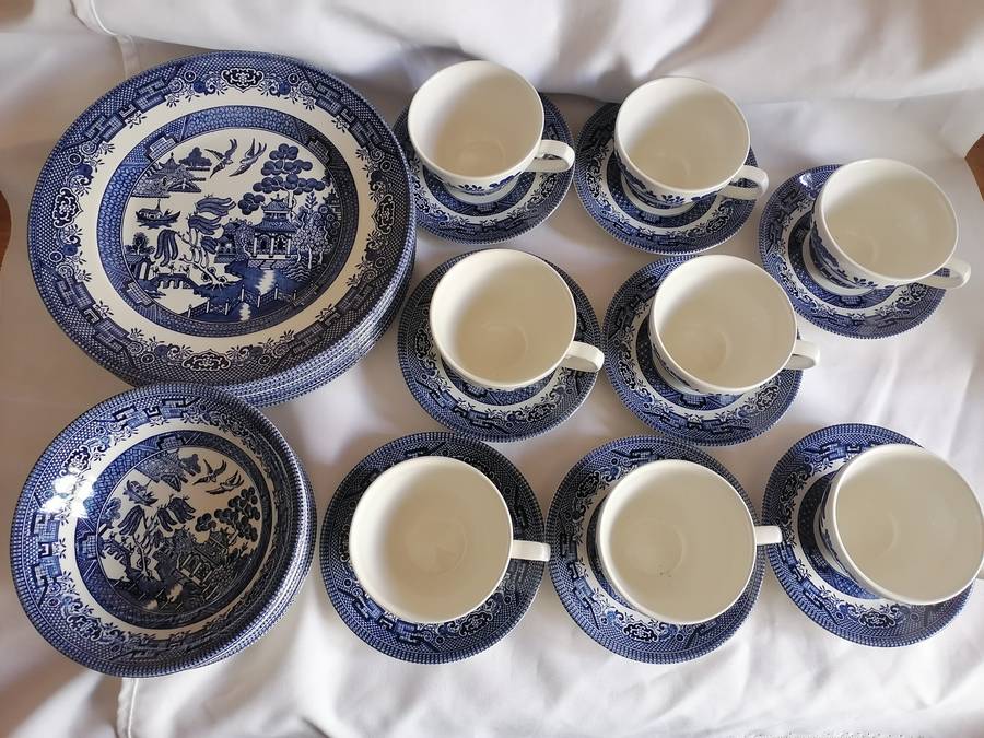 Churchill Blue Willow 32x piece Dinnerware set, excellent condition.