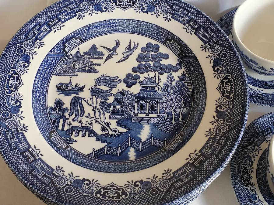 Churchill Blue Willow 32x piece Dinnerware set, excellent condition.