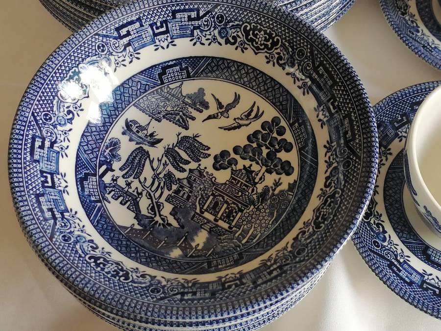 Churchill Blue Willow 32x piece Dinnerware set, excellent condition.