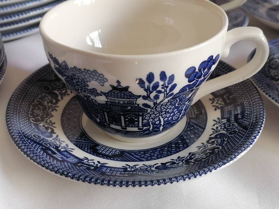 Churchill Blue Willow 32x piece Dinnerware set, excellent condition.