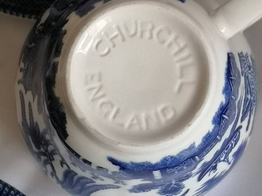 Churchill Blue Willow 32x piece Dinnerware set, excellent condition.