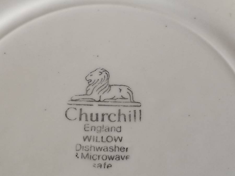 Churchill Blue Willow 32x piece Dinnerware set, excellent condition.