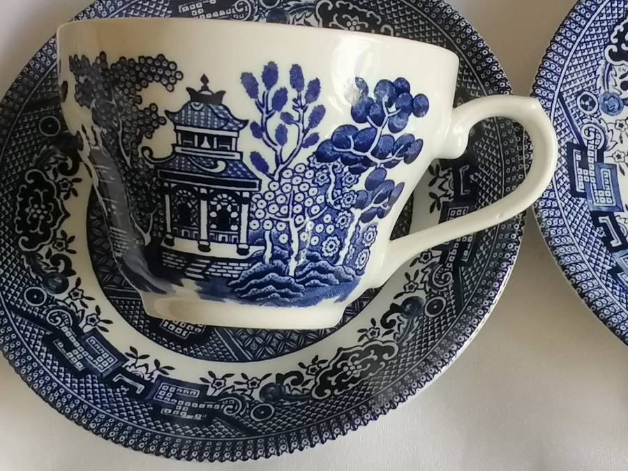 Churchill Blue Willow 32x piece Dinnerware set, excellent condition.