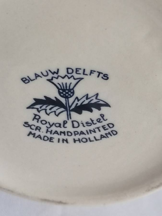 Stunning Blauw Delft fase (Roya Distel handpainted) porcelain, in very good condition.