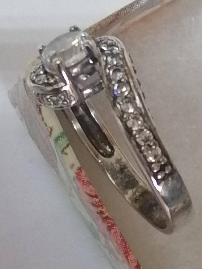 Stunning fine Sterling silver 925. ring with loose band, CZ stones - Size M.
