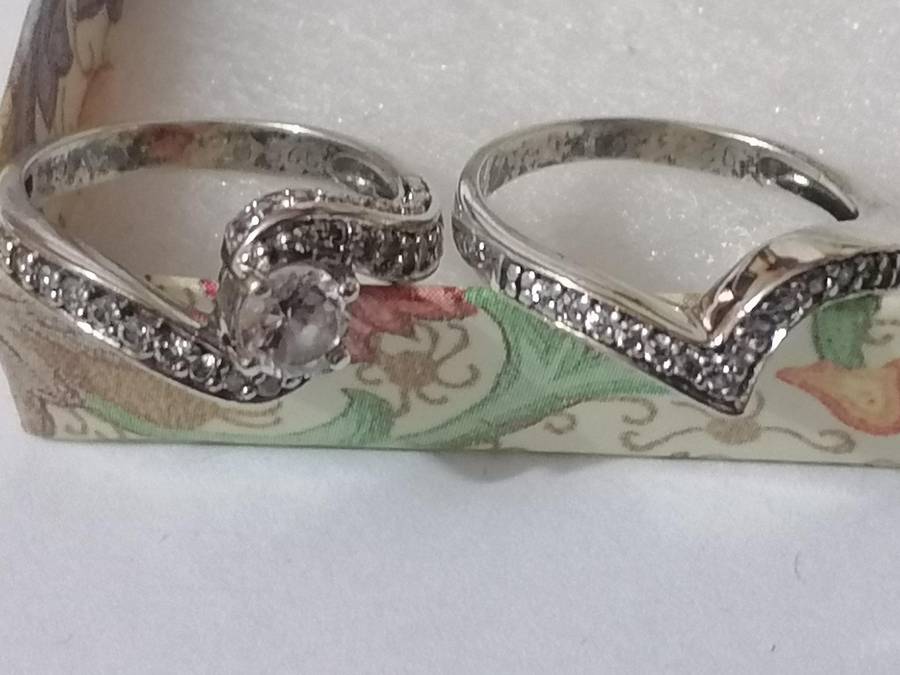 Stunning fine Sterling silver 925. ring with loose band, CZ stones - Size M.