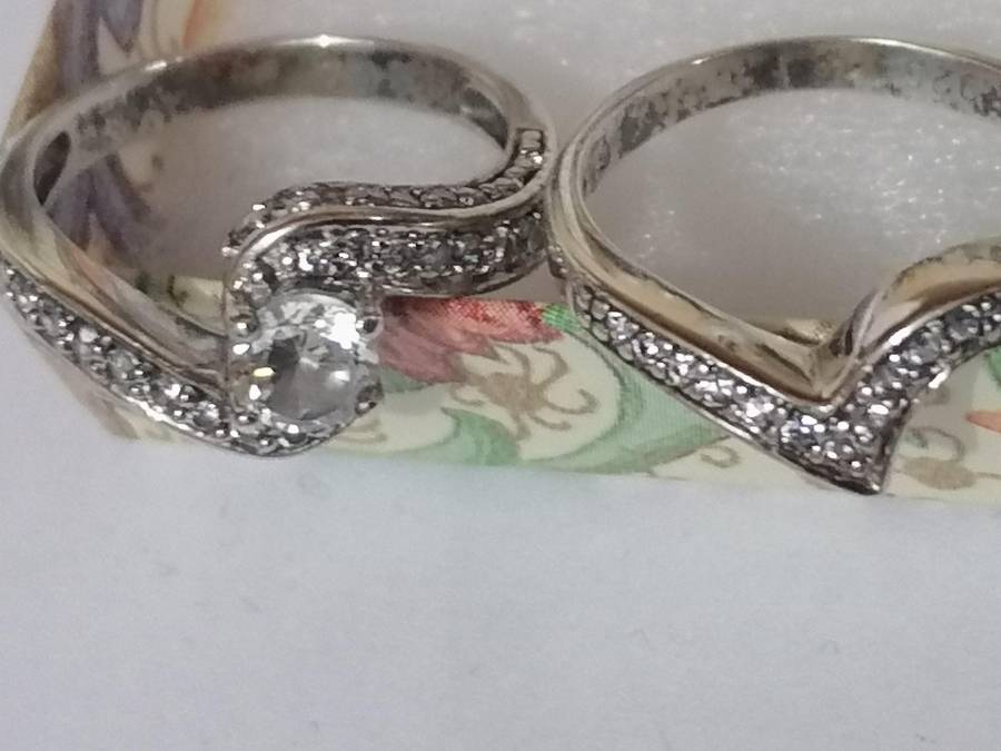 Stunning fine Sterling silver 925. ring with loose band, CZ stones - Size M.