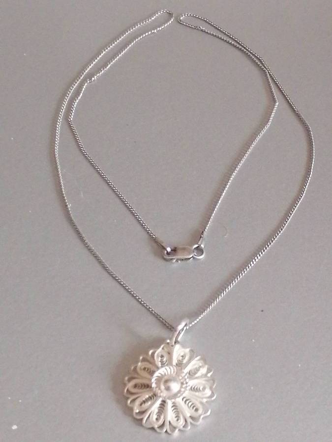 Quality 925. silver pendant & fine chain 45cm long.