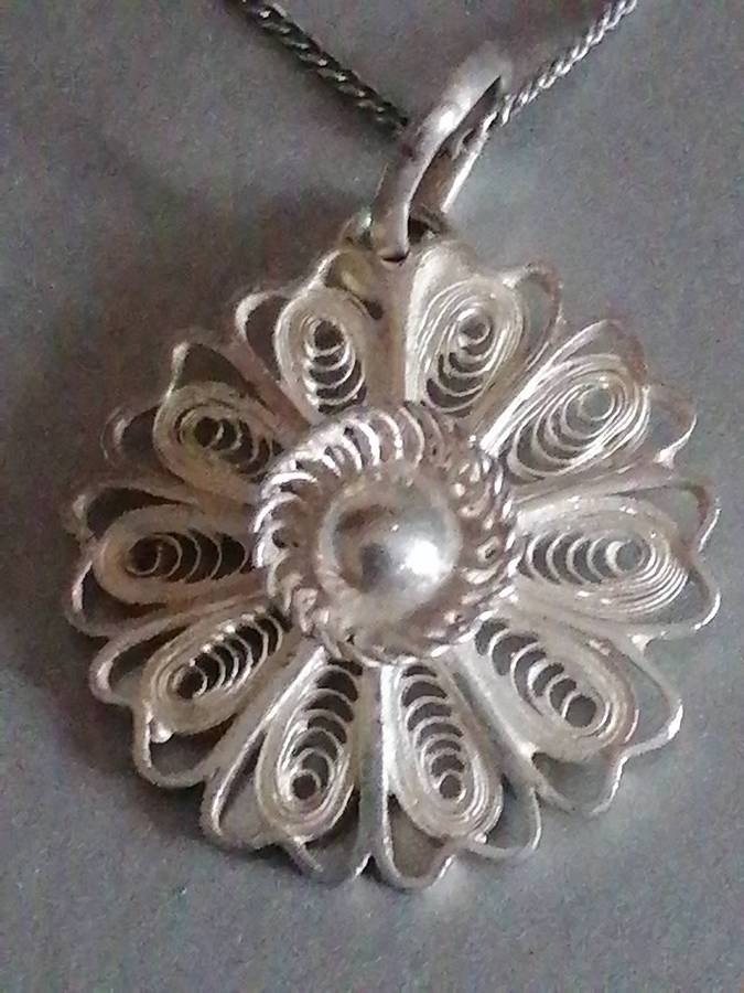 Quality 925. silver pendant & fine chain 45cm long.