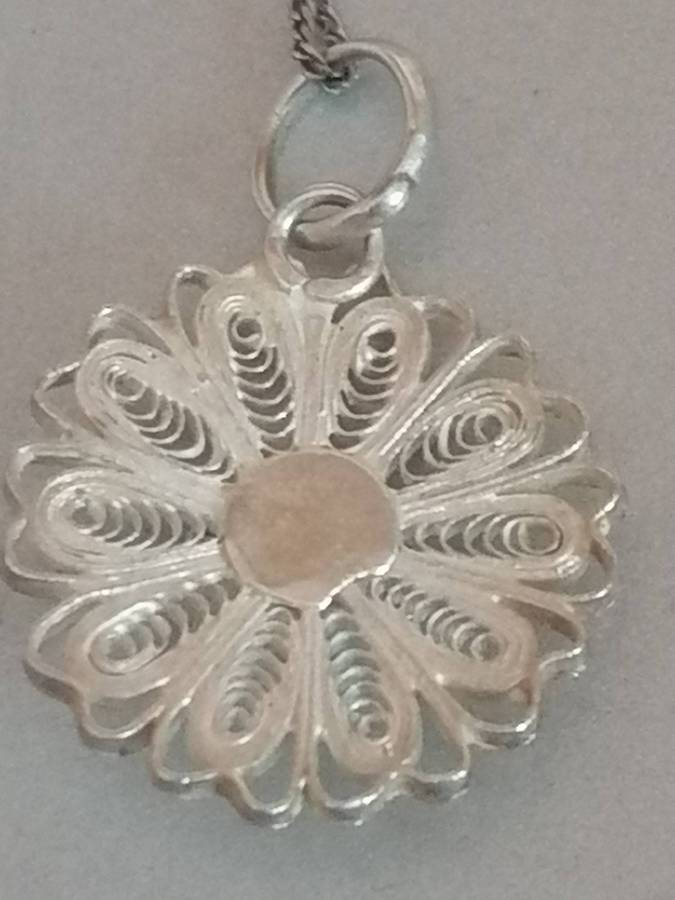 Quality 925. silver pendant & fine chain 45cm long.