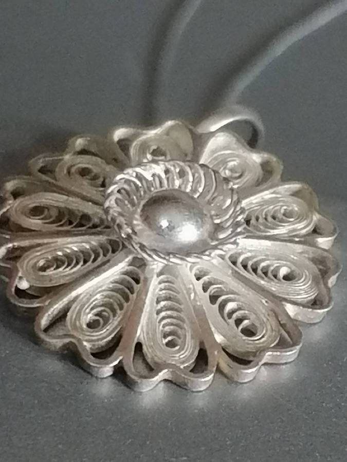 Quality 925. silver pendant & fine chain 45cm long.