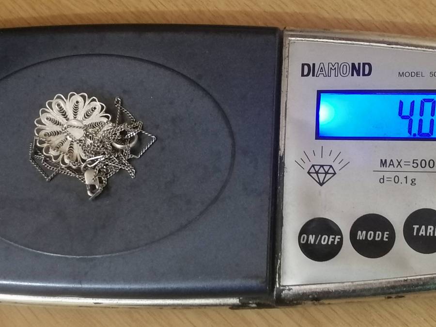 Quality 925. silver pendant & fine chain 45cm long.