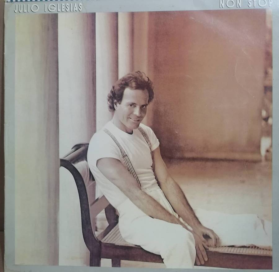 4X Julio Iglesias albums, vinyl's excellent to very good.
