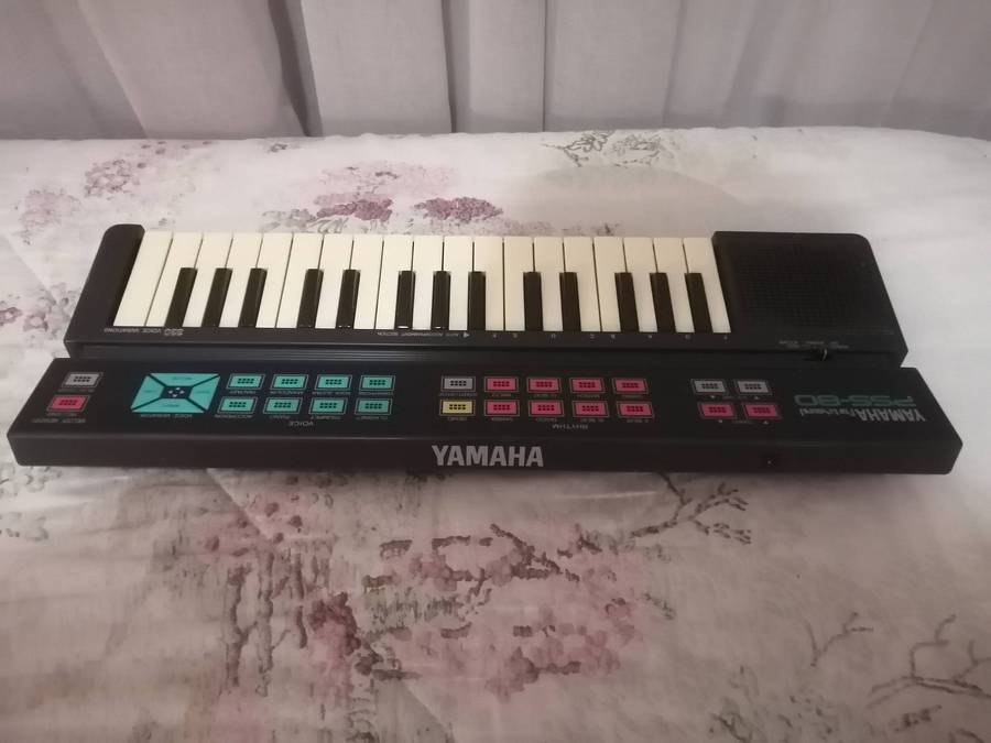 Vintage Yamaha PortaSound PSS-80 Electronic Keyboard Synthesizer.
