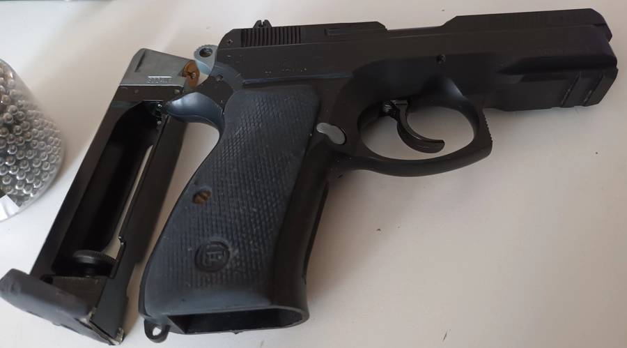 CZ 75 D COMPACT BB GUN WITH 1500 4.5MM STEEL BB'S.
