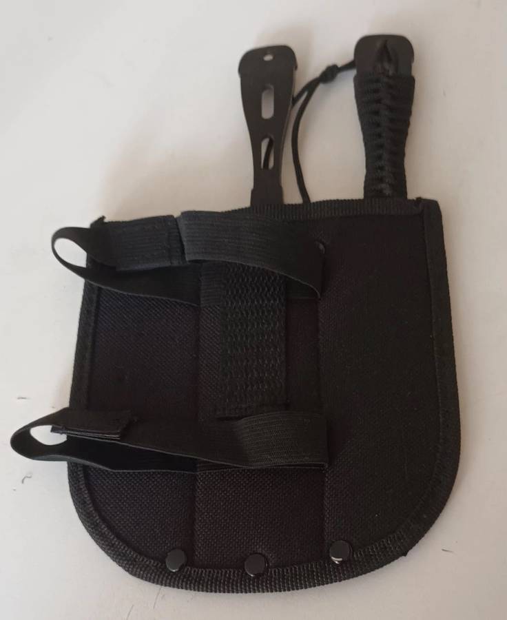 2x Throwing Knives in pouch.