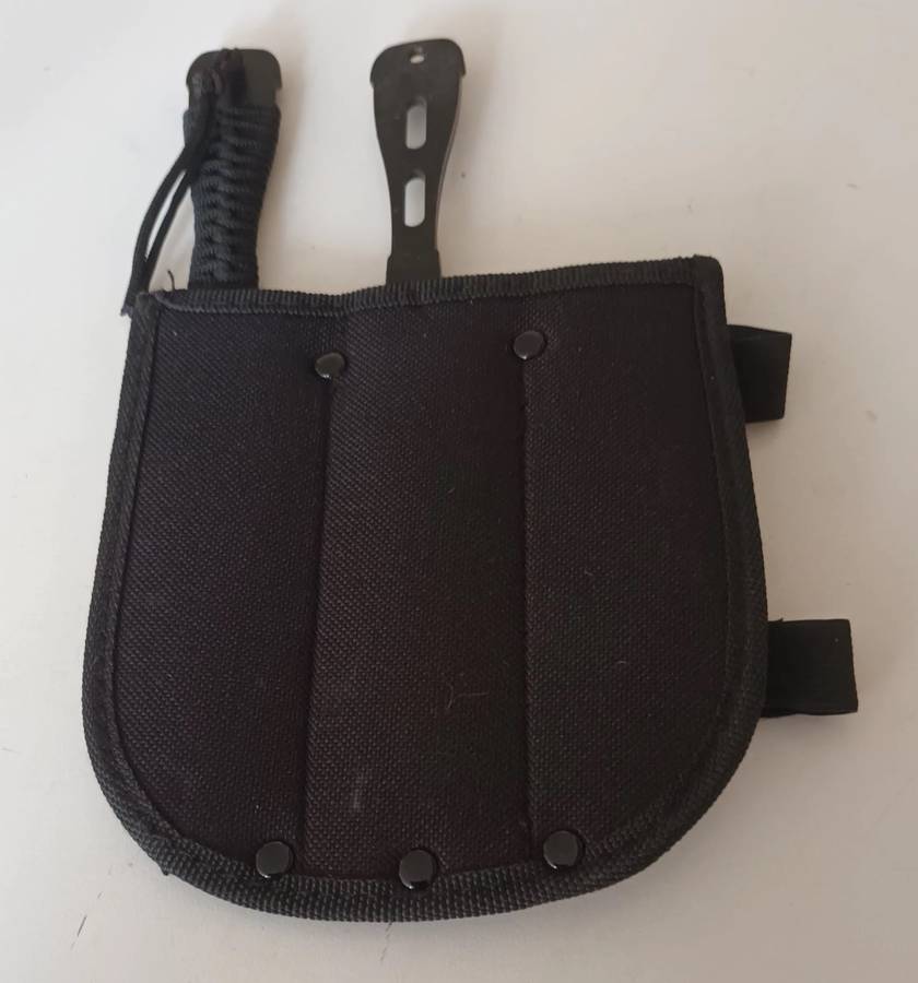 2x Throwing Knives in pouch.