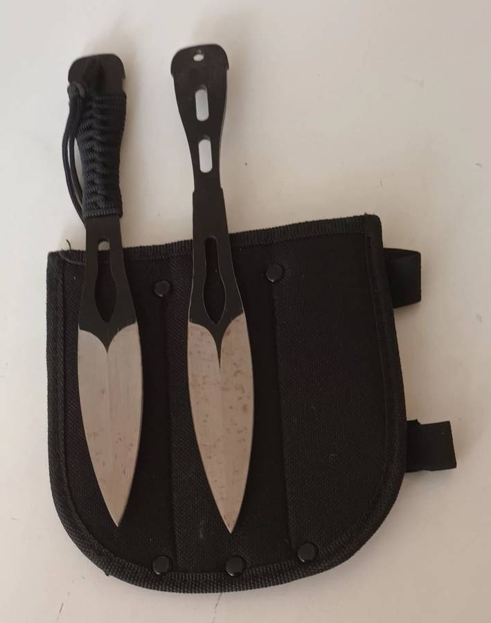 2x Throwing Knives in pouch.