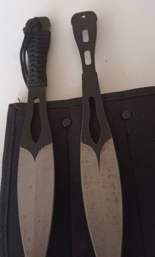 2x Throwing Knives in pouch.