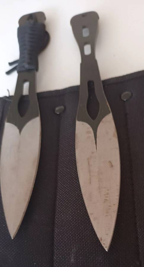 2x Throwing Knives in pouch.
