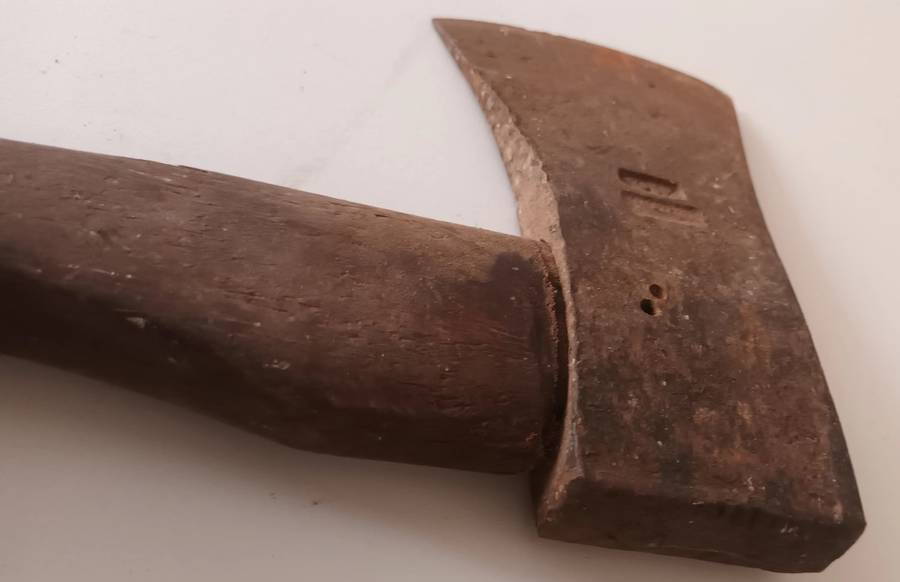 Vintage Wooden Handle Axe. Length 39cm. Width 15.7cm.