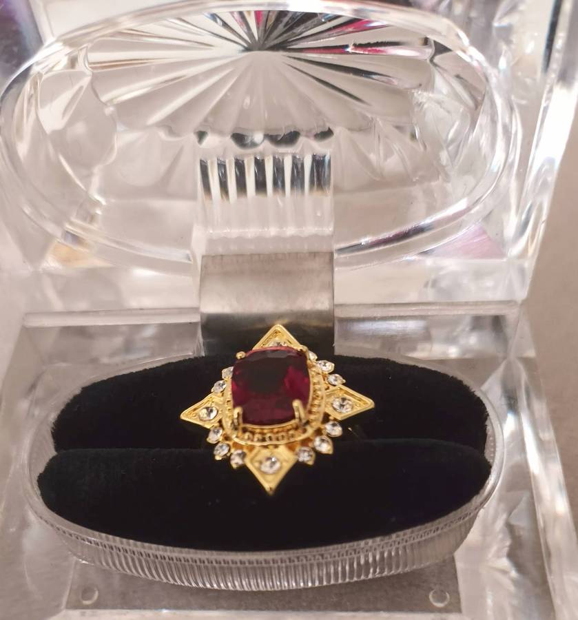 Stunning Gold-Plated Ring. Size M. New.