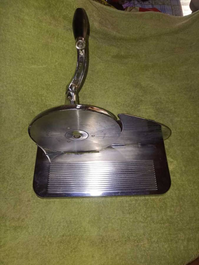 Beautiful Vintage Pineware bread slicer.