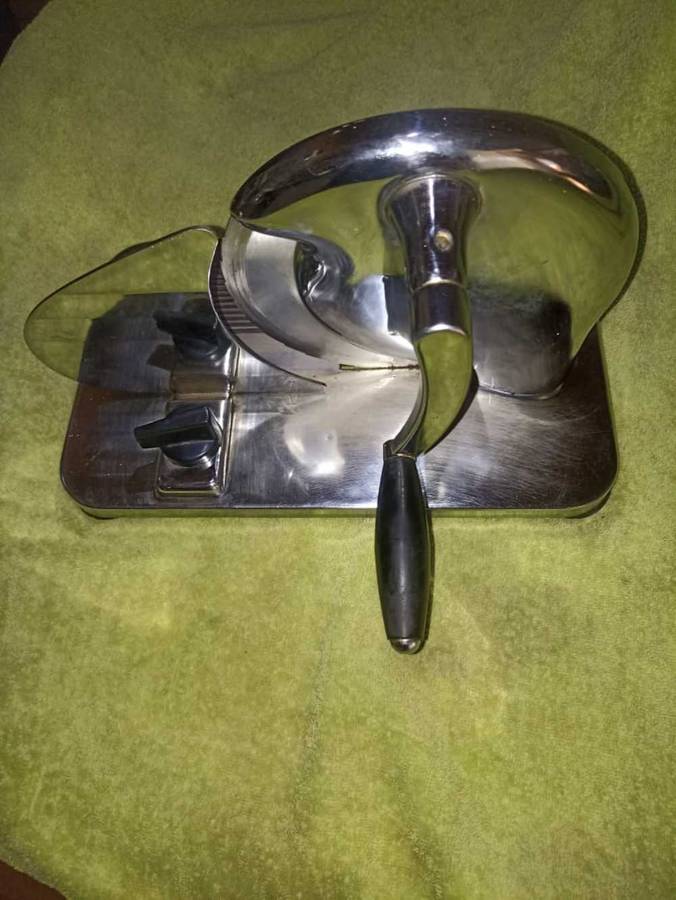 Beautiful Vintage Pineware bread slicer.
