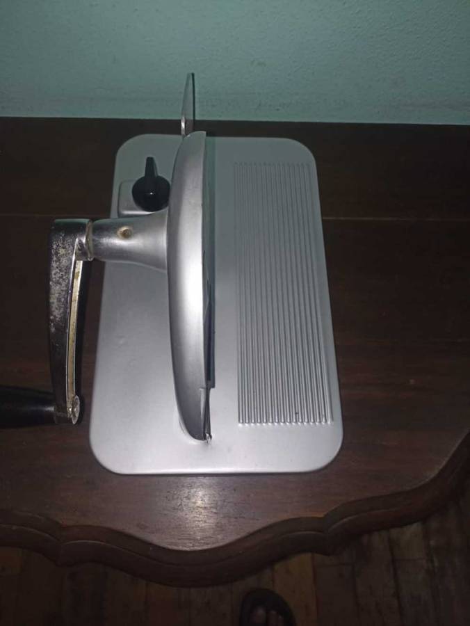 Pineware bread slicer