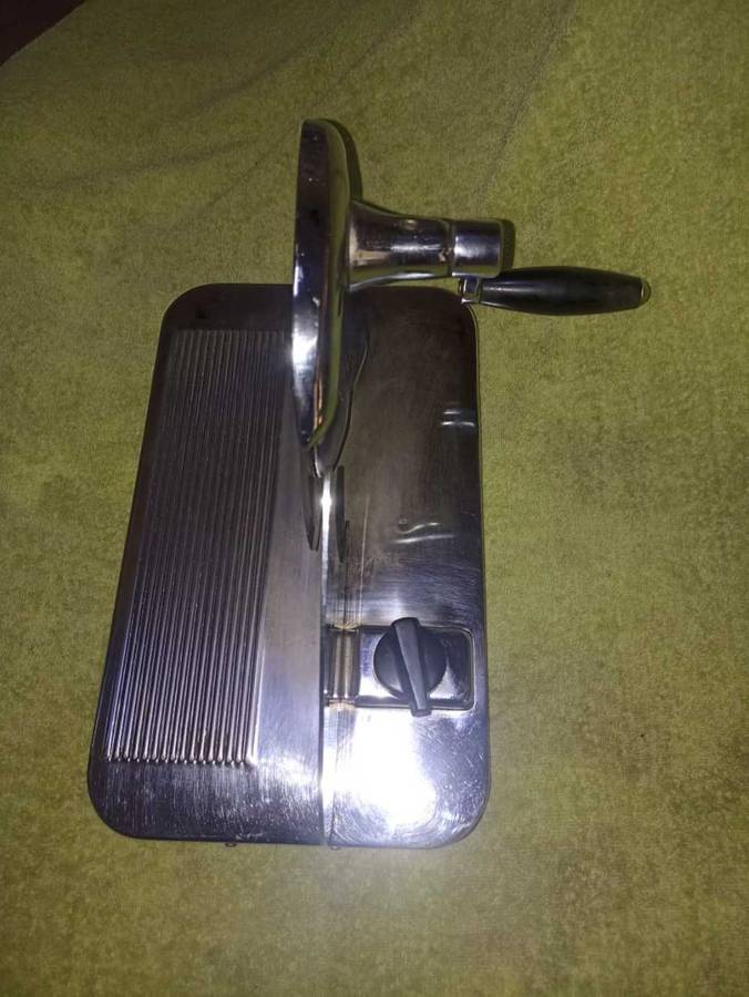 Beautiful Vintage Pineware bread slicer.