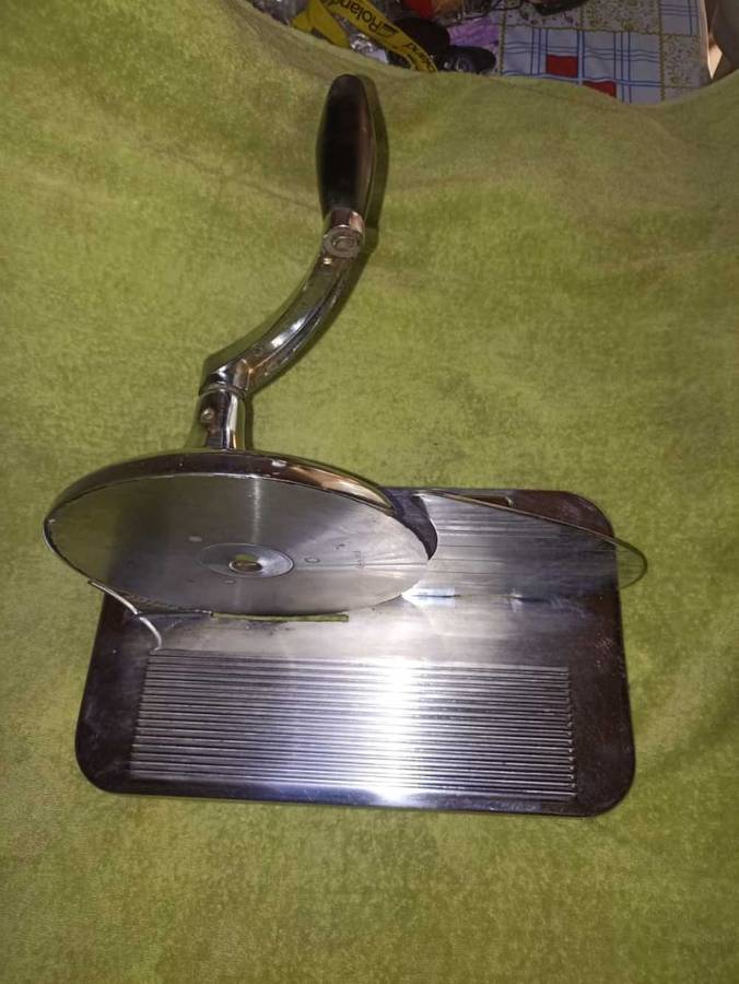 Beautiful Vintage Pineware bread slicer.