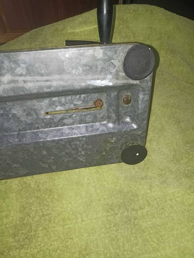 Beautiful Vintage Pineware bread slicer.