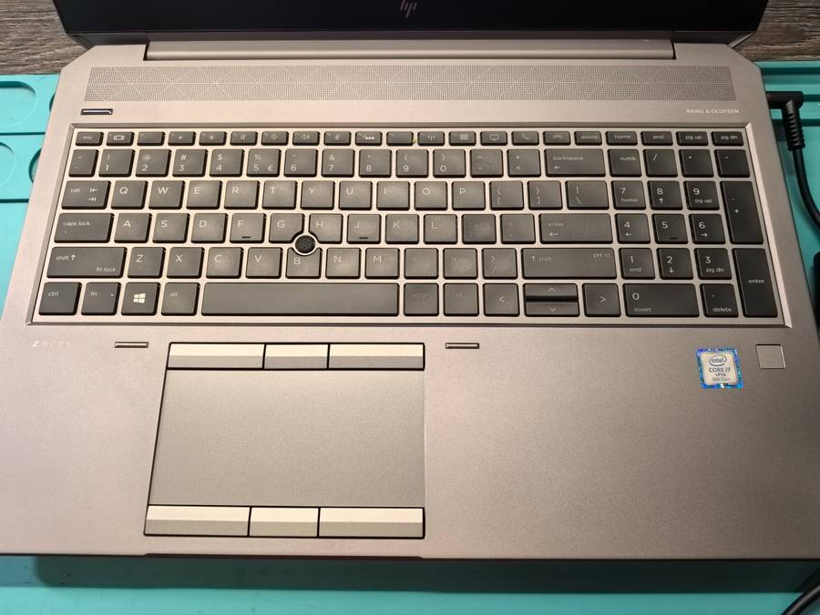 -HP ZBOOK 15 G5*i7-8850H*16GB DDR4*256GB SSD*NVIDIA P2000 4GB*FHD