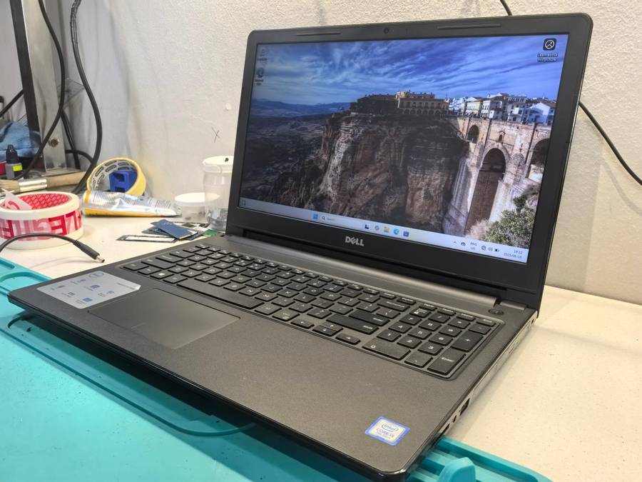 DELL Vinspiron 15 3568-i5-7200U-256GB SSD-8GB DDR4-FHD