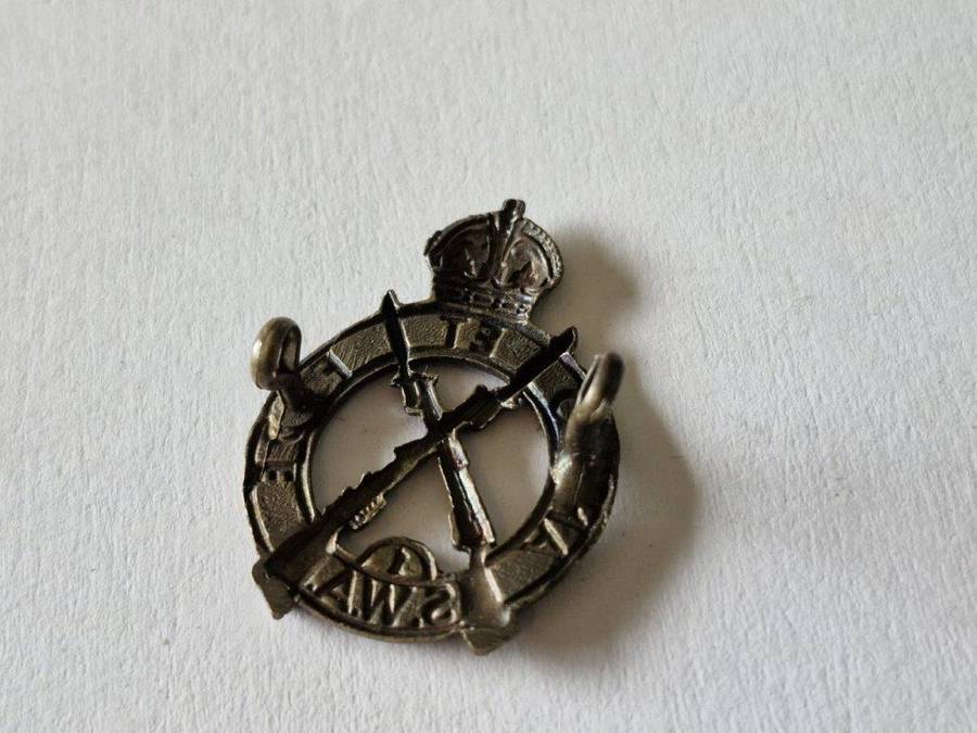 SWA 1st Infantry Beret badge. Lugs intact