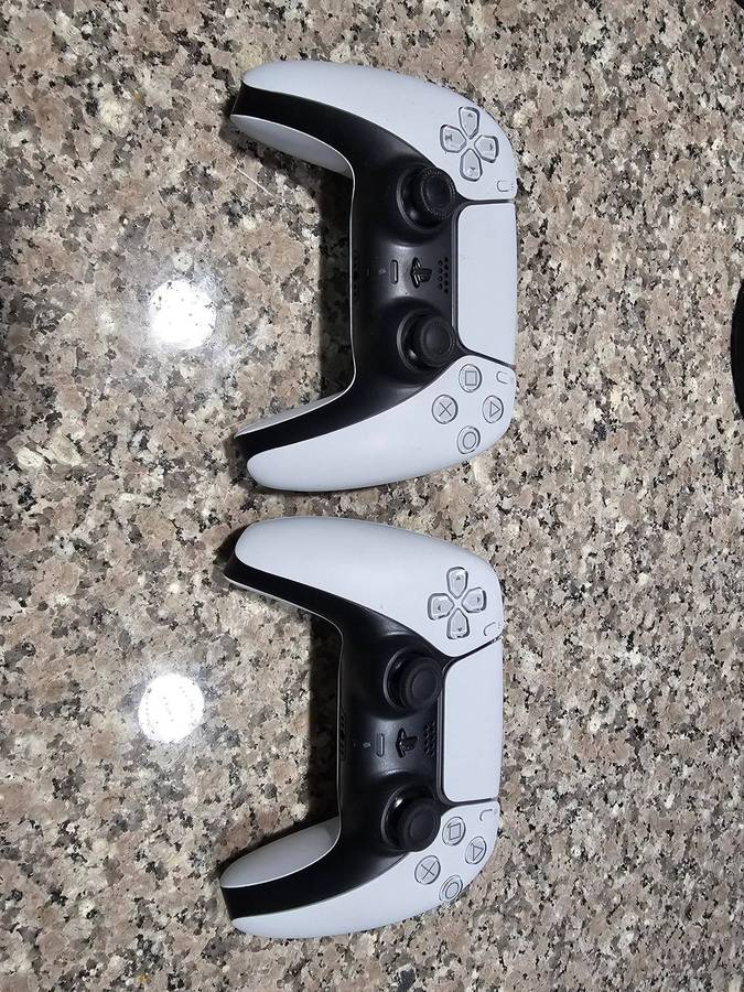 PlayStation 5 Digital Edition Console - 2x controllers and cables